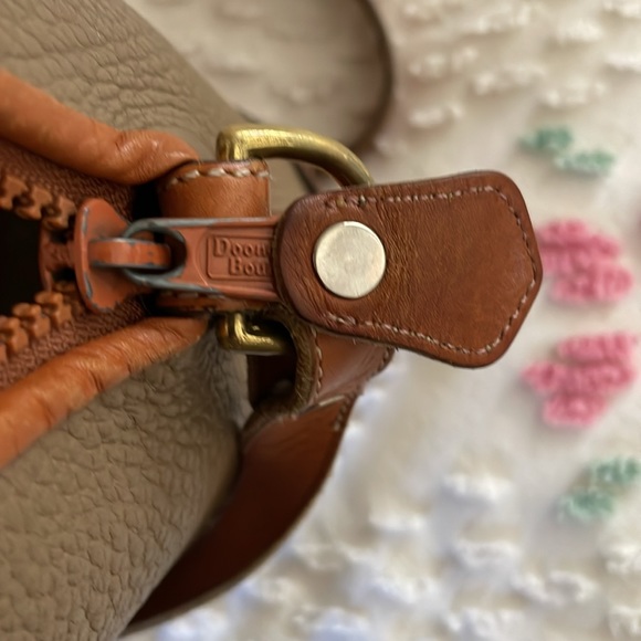 Beautiful Vintage Dooney&Bourke Dome Satchel..Taupe with British Tan details. - Picture 8 of 13